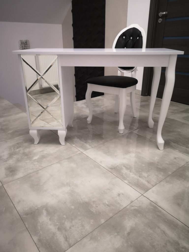 Stolik kosmetyczny lustrzany