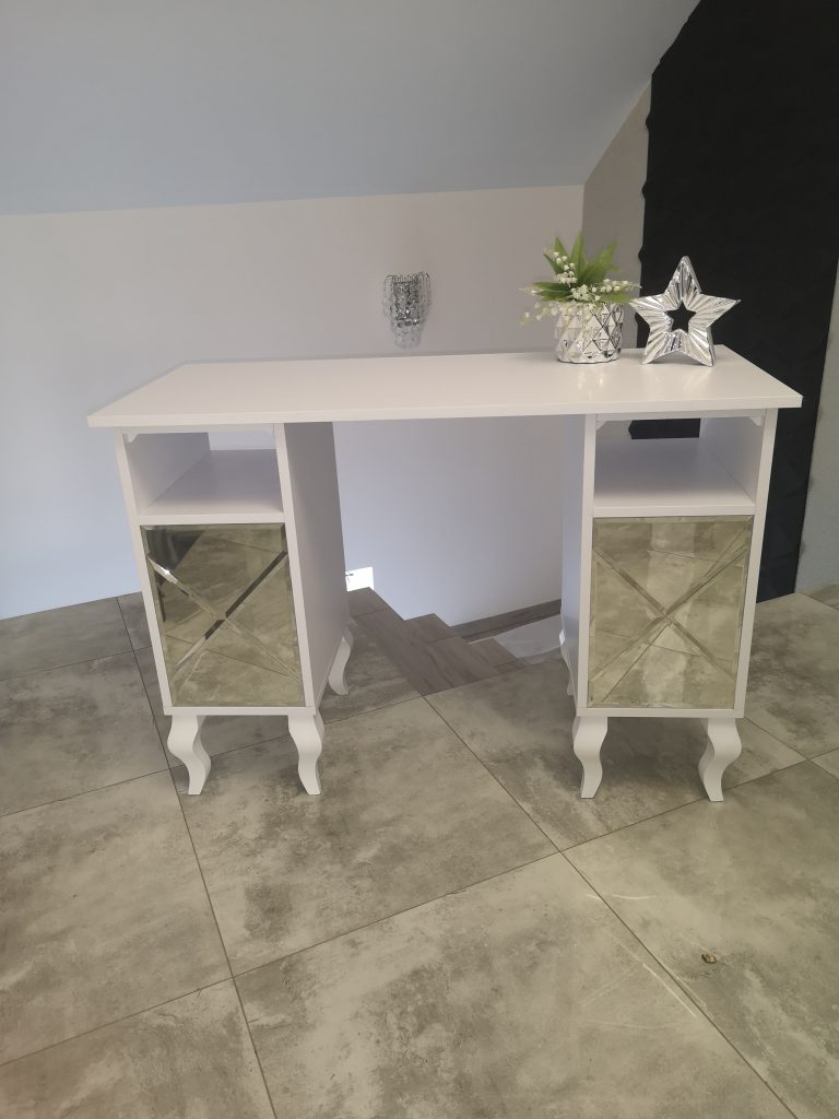 Stolik kosmetyczny lustrzany