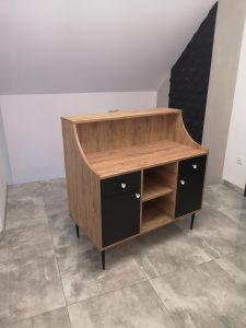 recepcja drewno, recepcja loft, lada recepcyjna z nadstawką.