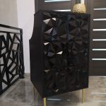 Dzięki uniwersalnemu wyglądowi, recepcja kosmetyczna świetnie sprawdzi się nie tylko w salonie beauty, ale również w gabinecie kosmetologicznym, biurze, sklepie odzieżowym, butiku czy studio stylizacji paznokci.