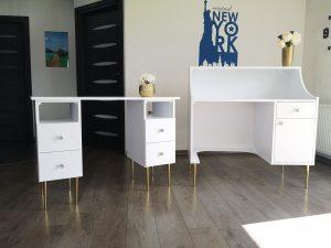 recepcja ze złotymi nóżkami, biurko ze złotymi nóżkamui