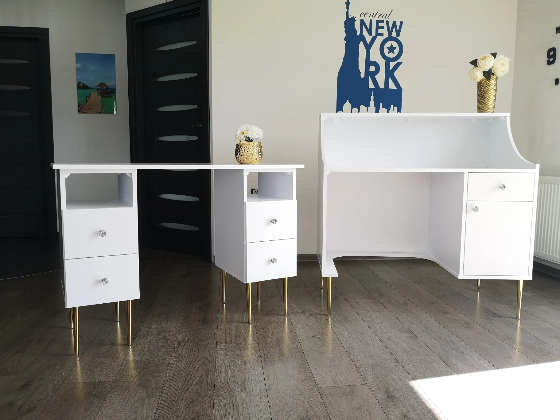 recepcja ze złotymi nóżkami, biurko ze złotymi nóżkamui