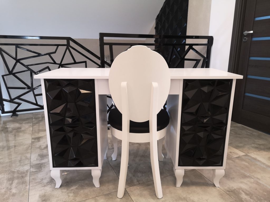 Wysokość: nóżki metalowe złote 18-ki: 82 cm nóżki drewniane 20-ki ludwikowskie lub proste: 84 cm nóżki drewniane 15- ki ludwikowskie: 79 cm