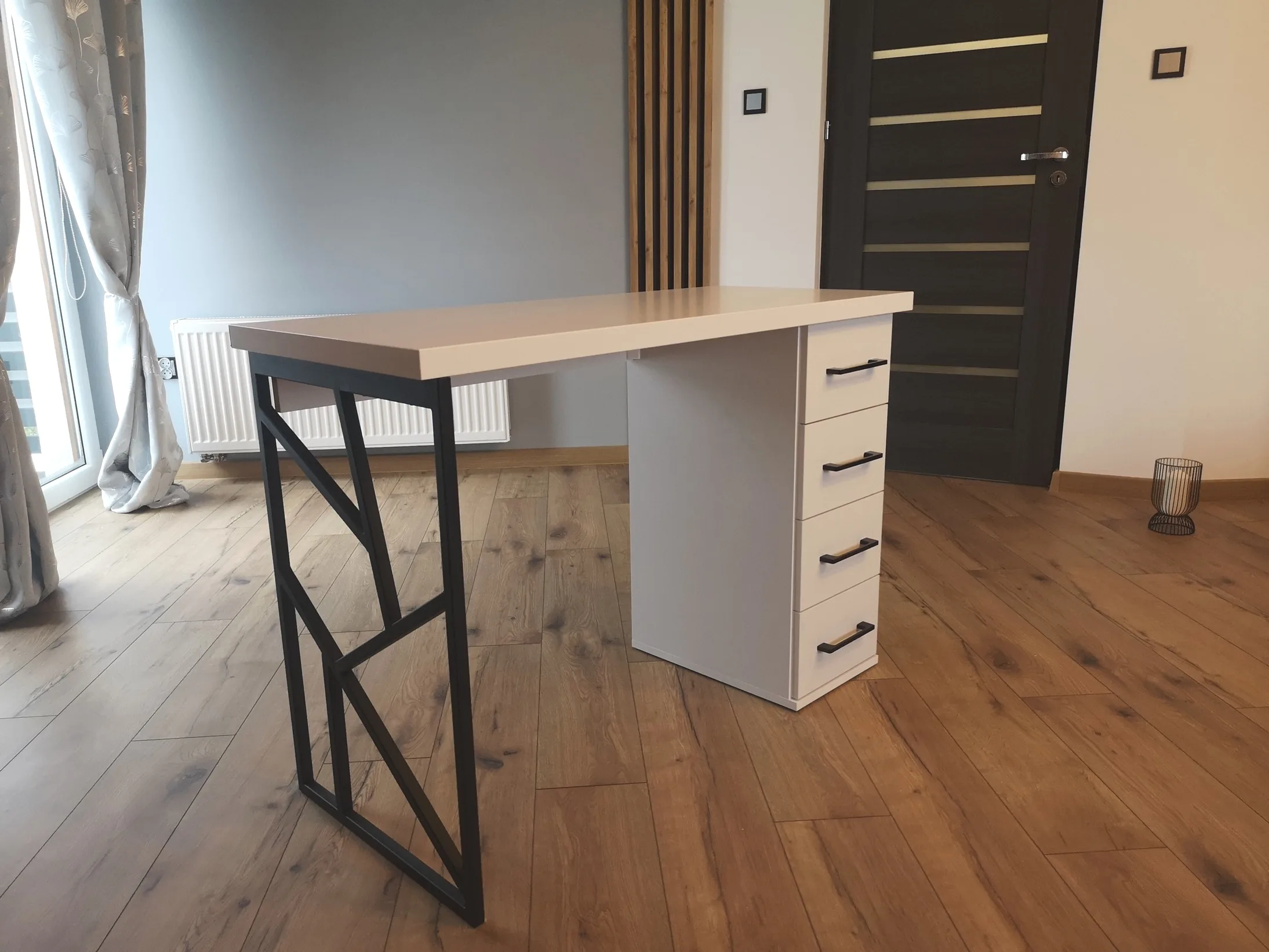 biurko_kosmetyczne_do_paznokci