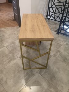 stolik_kosmetyczny_ze_złotą_nogą