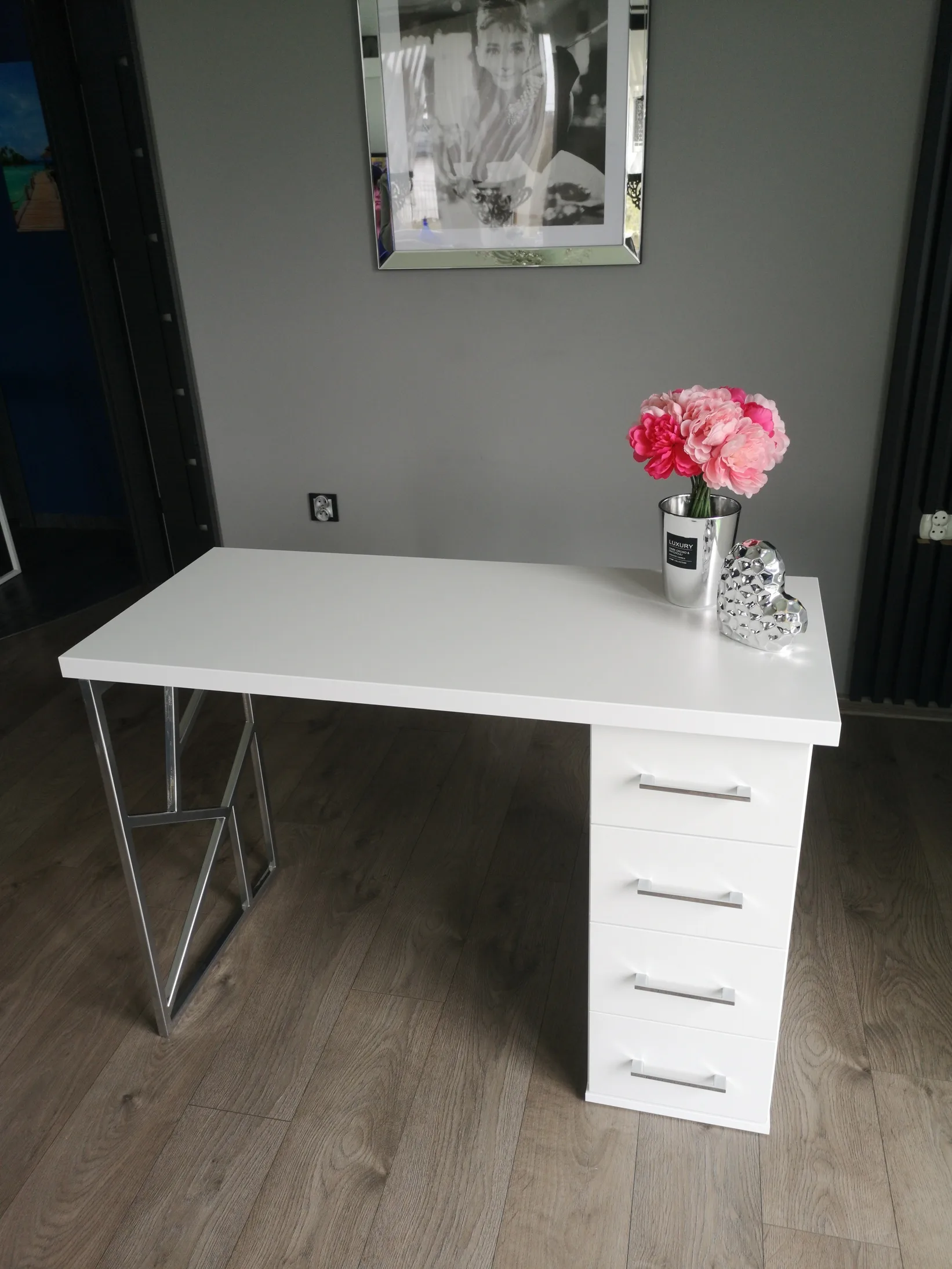 Biurko kosmetyczne, stół kosmetyczny, biurko do manicure z pochłaniaczem pyłu, biurko kosmetyczne afinia, biruko do manicure glamour