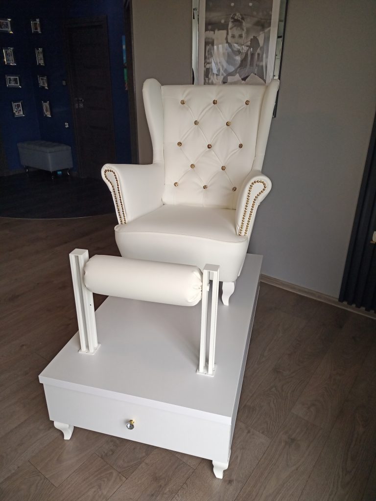 Stanowisko do pedicure z wałkiem jako podnóżek. Podest do pedicure, fotel kosmetyczny.