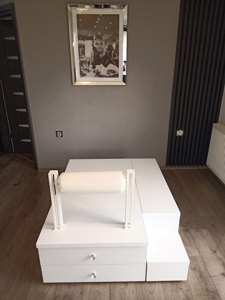 Stanowisko do pedicure z podnóżkiem. Podest do pedicure. Podest do pedicure, zestaw do pedicure, stanowisko do pedicure, fotel kosmetyczny, fotel do pedicure