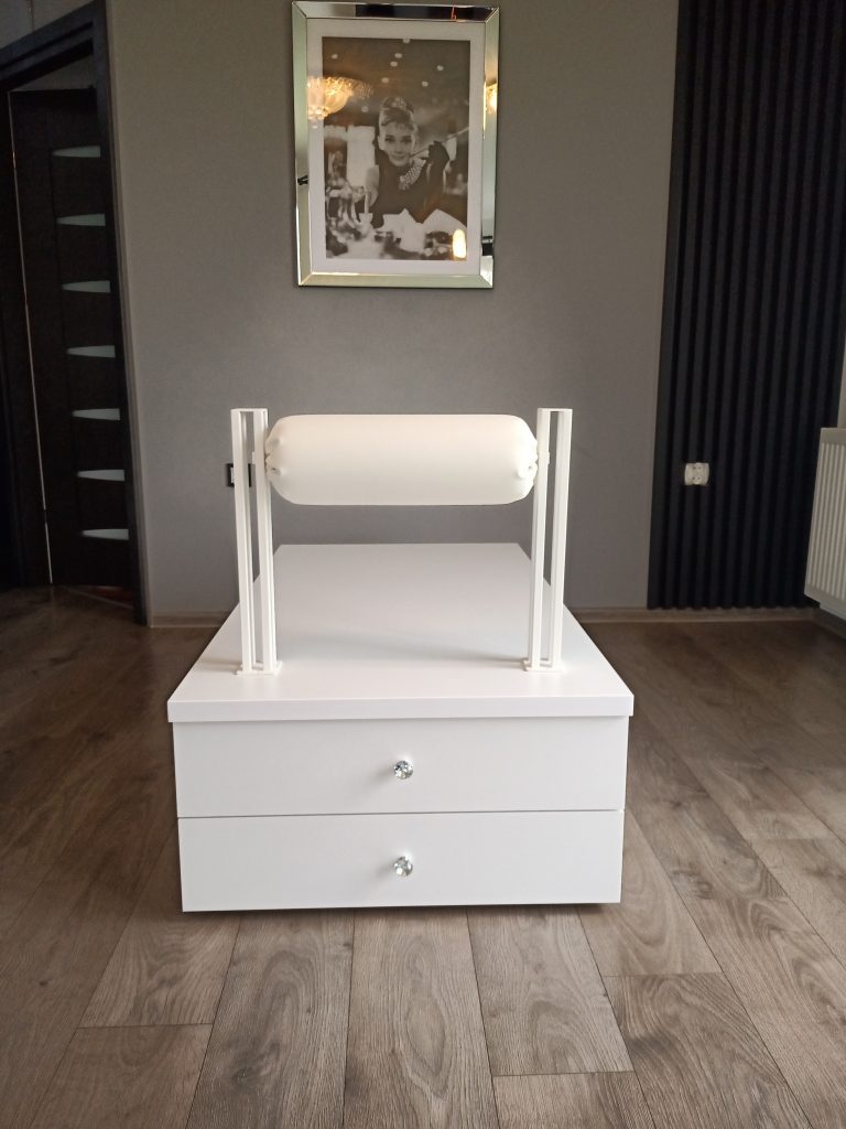 Stanowisko do pedicure z podnóżkiem. Podest do pedicure. Podest do pedicure, zestaw do pedicure, stanowisko do pedicure, fotel kosmetyczny, fotel do pedicure