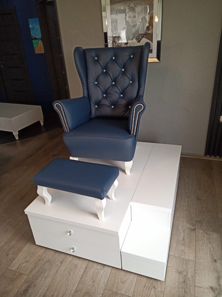 Stanowisko do pedicure z podnóżkiem. Podest do pedicure, zestaw do pedicure, stanowisko do pedicure, fotel kosmetyczny, fotel do pedicure.