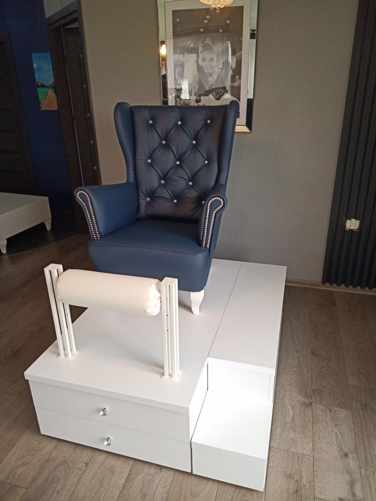 Stanowisko do pedicure wraz z podnóżkiem, Podest do pedicure, zestaw do pedicure, stanowisko do pedicure, fotel kosmetyczny, fotel do pedicure.