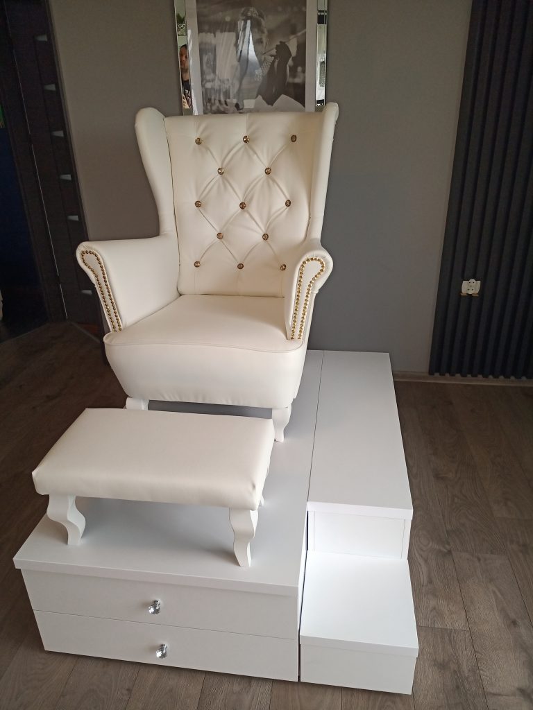 Stanowisko do pedicure z wałkiem jako podnóżek. Podest do pedicure, fotel kosmetyczny.
