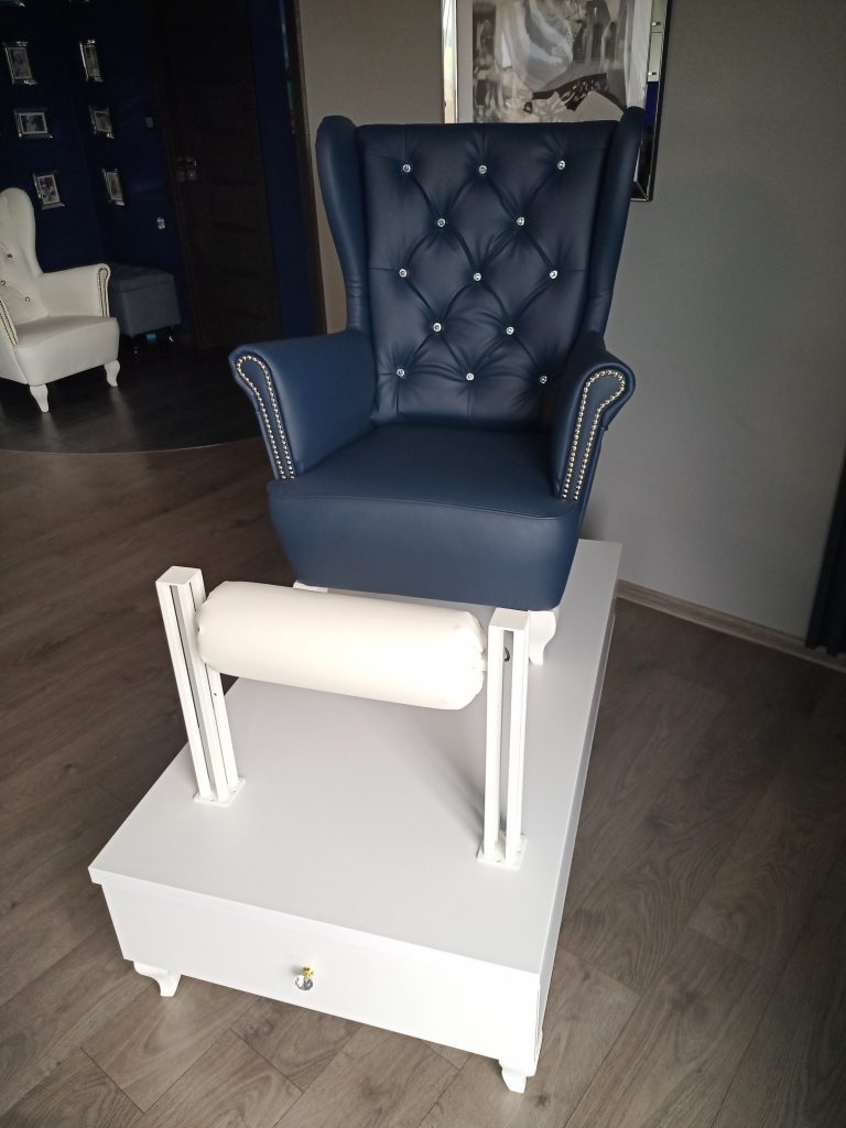 Stanowisko do pedicure z wałkiem jako podnóżek. Podest do pedicure. Podest do pedicure, zestaw do pedicure, stanowisko do pedicure, fotel kosmetyczny, fotel do pedicure