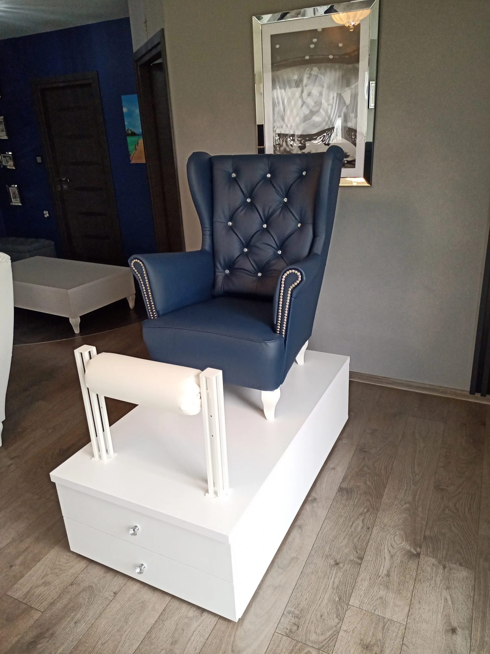 Stanowisko do pedicure z wałkiem jako podnóżek. Podest do pedicure, fotel kosmetyczny.