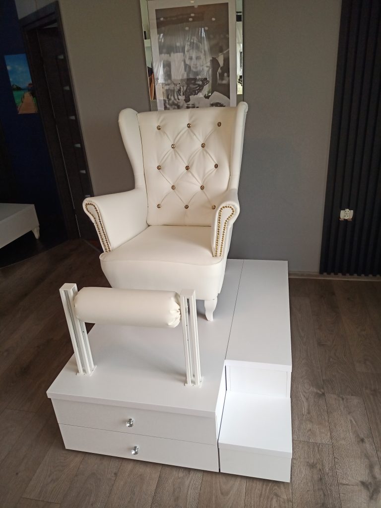 Stanowisko do pedicure z wałkiem jako podnóżek. Podest do pedicure, fotel kosmetyczny.