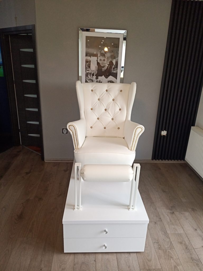 Stanowisko do pedicure z wałkiem jako podnóżek. Podest do pedicure, fotel kosmetyczny.