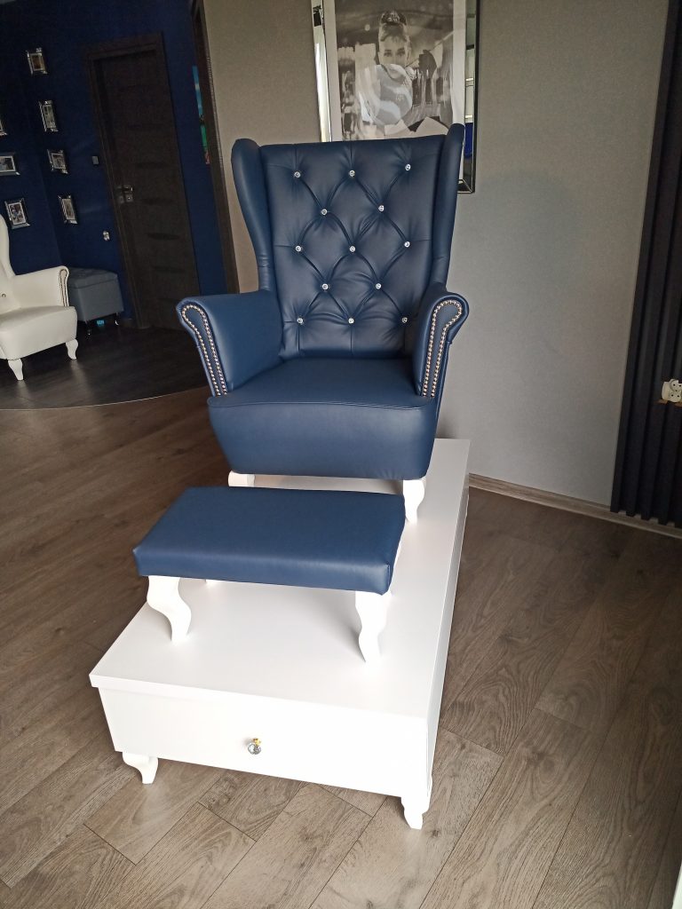 Stanowisko do pedicure z podnóżkiem. Podest do pedicure, zestaw do pedicure, stanowisko do pedicure, fotel kosmetyczny, fotel do pedicure