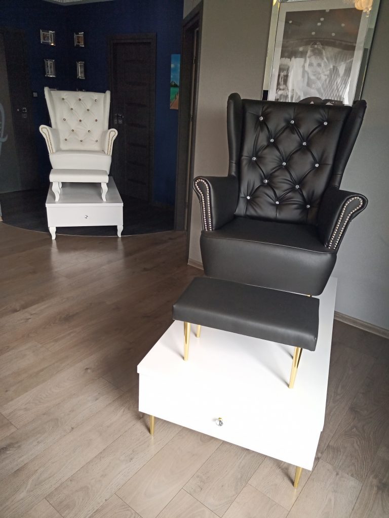 Stanowisko do pedicure z podnóżkiem.