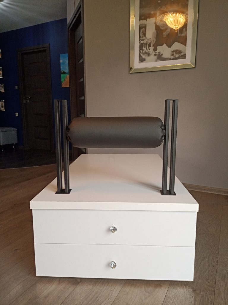 Stanowisko do pedicure z wałkiem jako podnóżek. Podest do pedicure, fotel kosmetyczny.