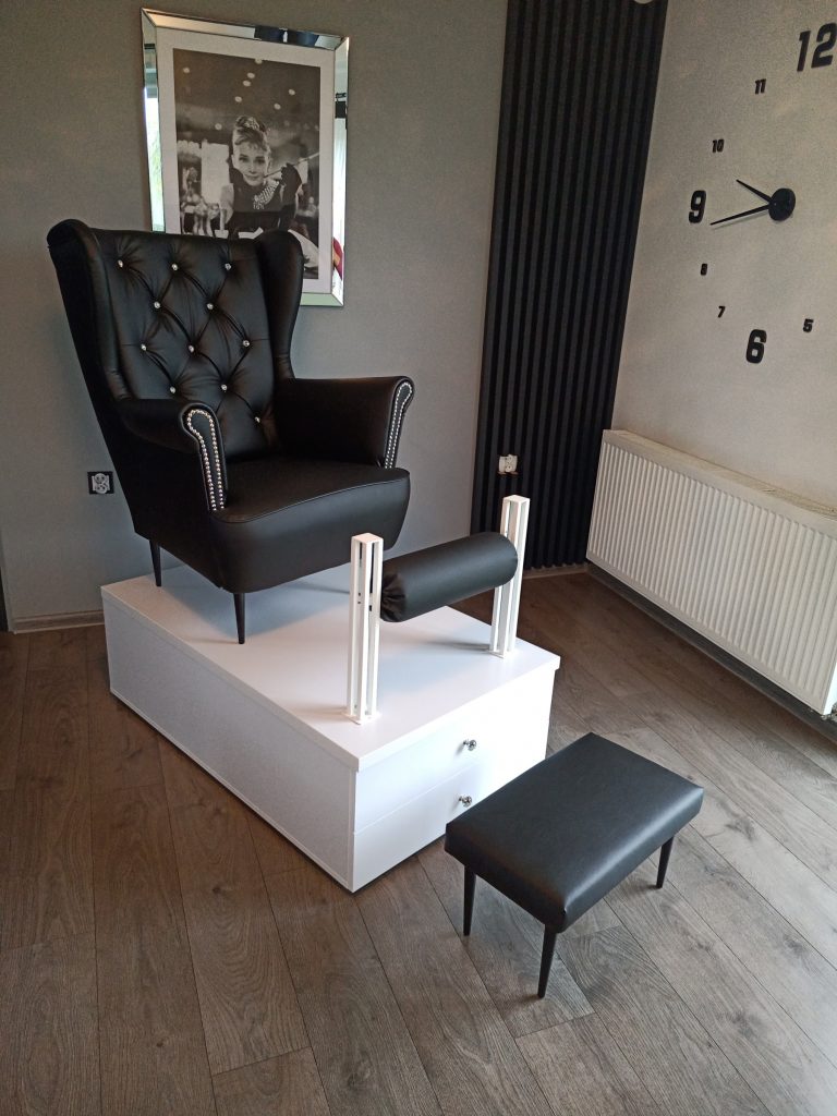 Stanowisko do pedicure z wałkiem jako podnóżek. Podest do pedicure, fotel kosmetyczny. Fotel do pedicure