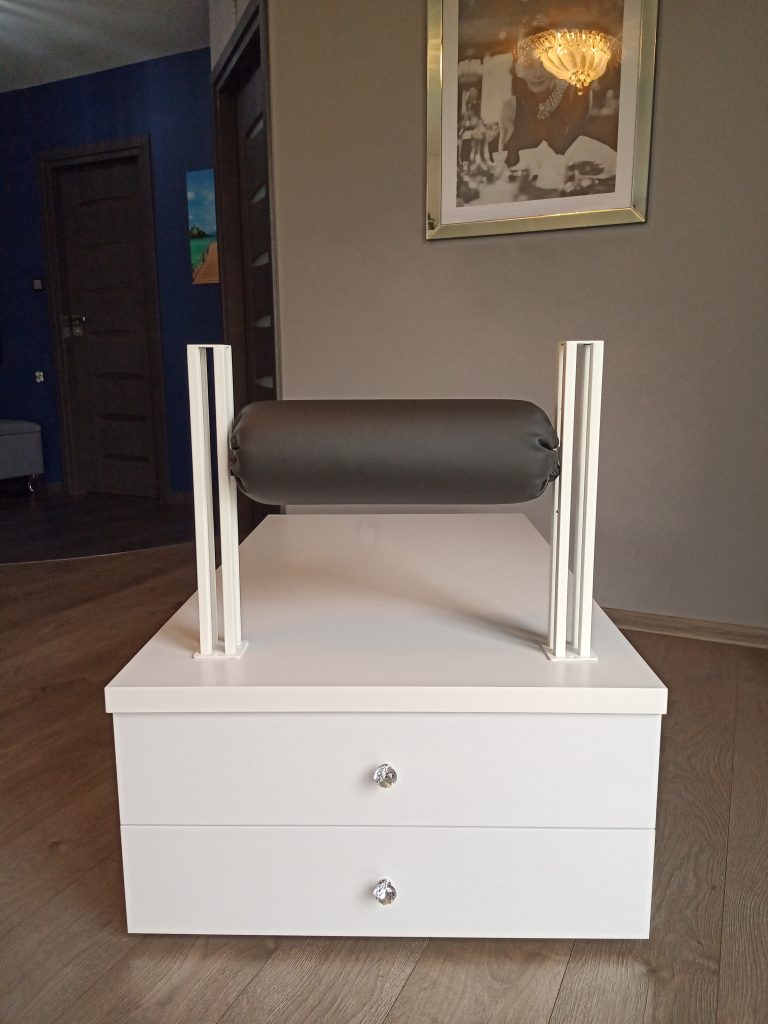 Stanowisko do pedicure z wałkiem jako podnóżek. Podest do pedicure, fotel kosmetyczny.