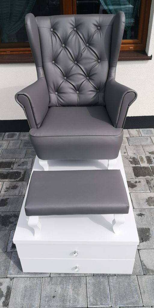 Stanowisko do pedicure z wałkiem jako podnóżek. Podest do pedicure, fotel kosmetyczny.