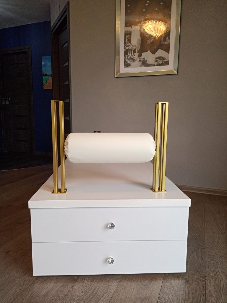 Stanowisko do pedicure z wałkiem jako podnóżek. Podest do pedicure, fotel kosmetyczny.