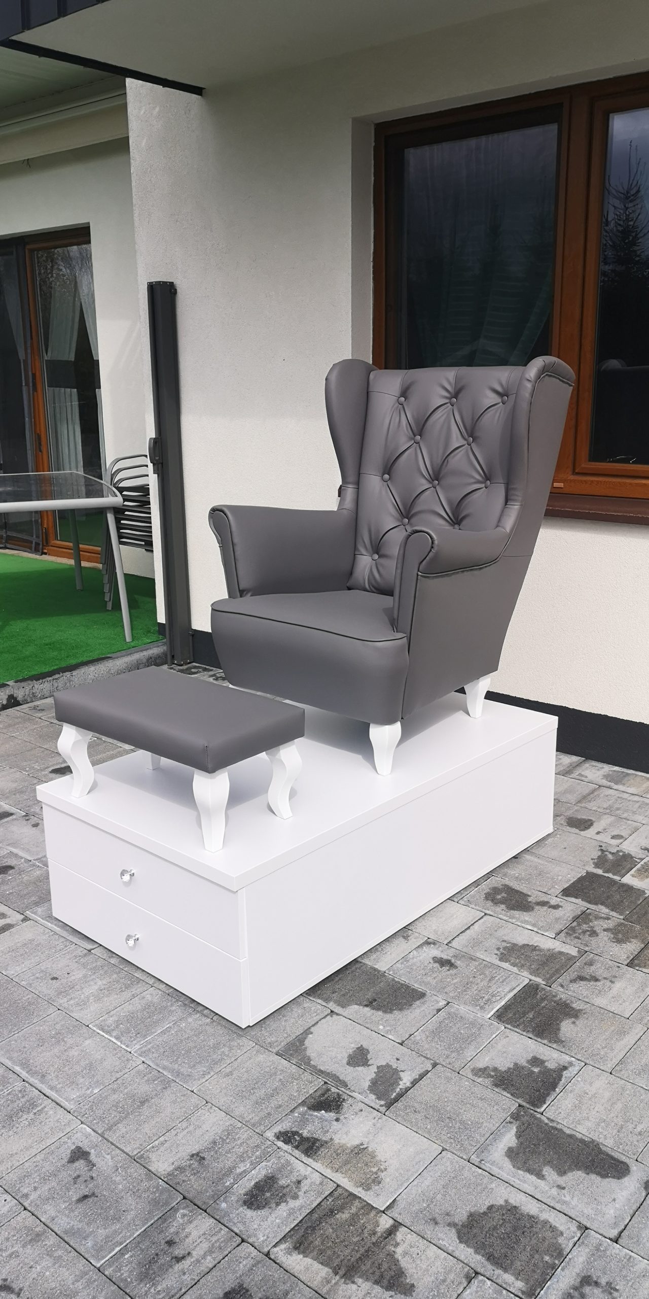 Stanowisko do pedicure z wałkiem jako podnóżek. Podest do pedicure, fotel kosmetyczny.