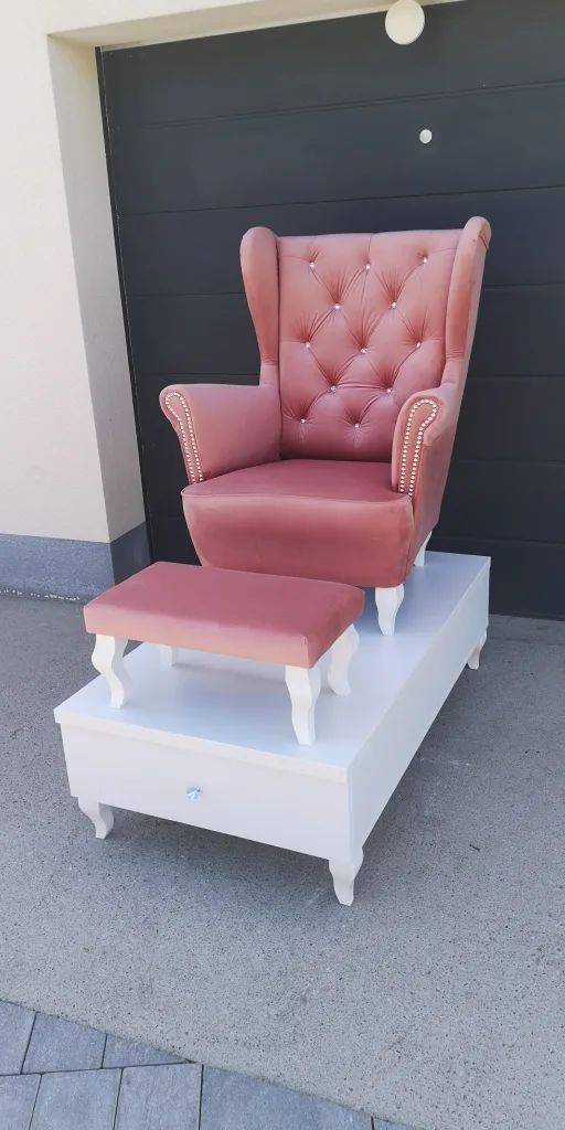 Stanowisko do pedicure z wałkiem jako podnóżek. Podest do pedicure, fotel kosmetyczny.