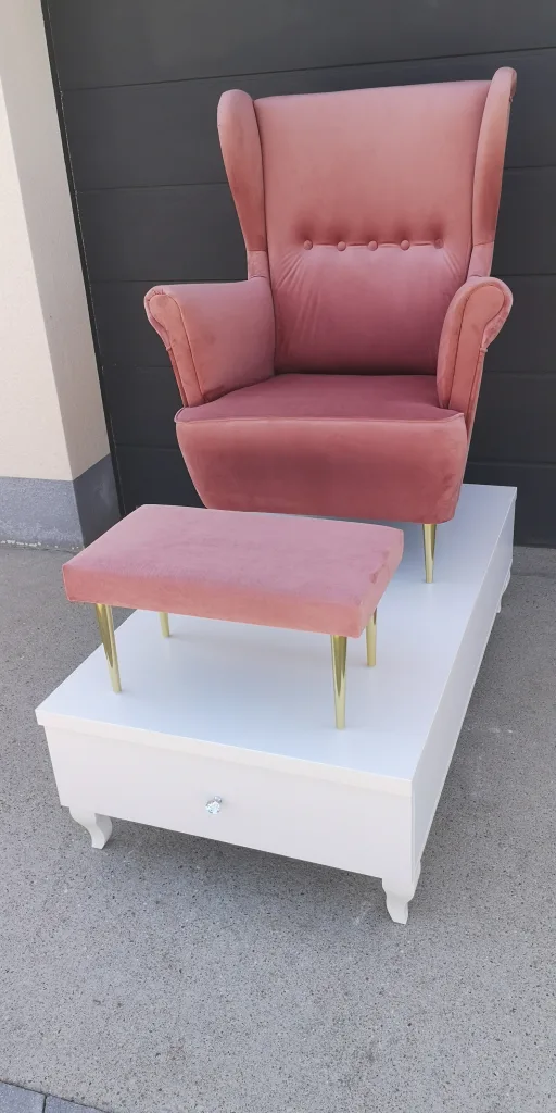 Stanowisko do pedicure z wałkiem jako podnóżek. Podest do pedicure, fotel kosmetyczny.