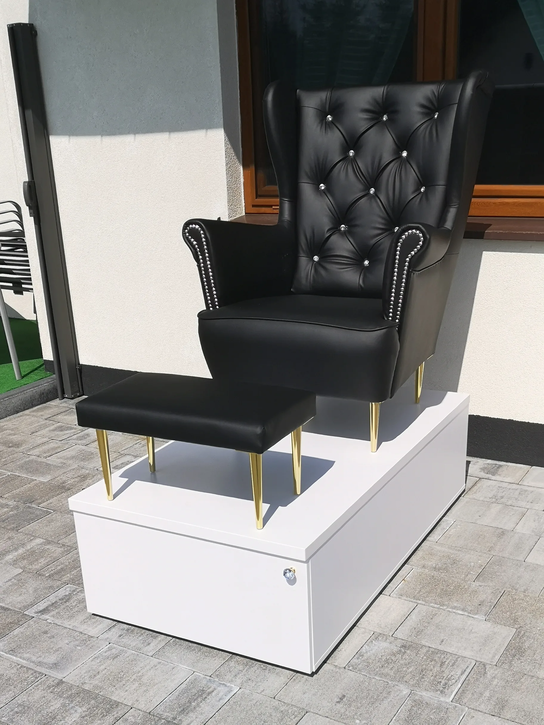 Stanowisko do pedicure z wałkiem jako podnóżek. Podest do pedicure, fotel kosmetyczny.