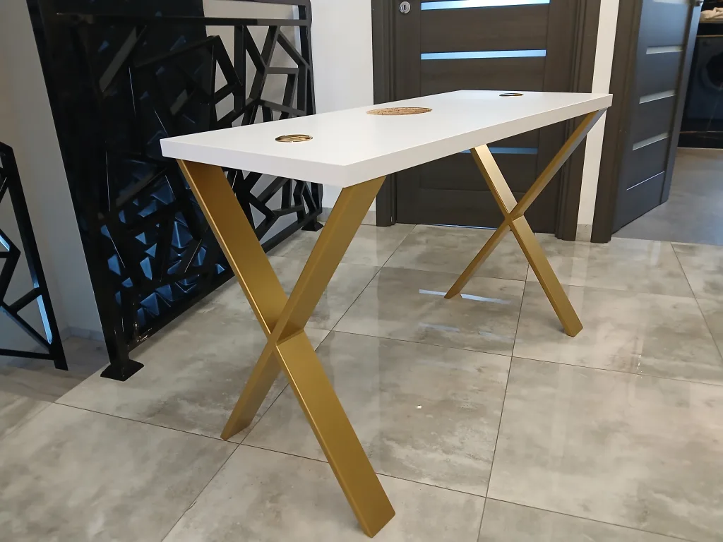 Z przyjemnością przedstawiamy naszą ofertę stołu kosmetycznego do stylizacji paznokci, który łączy w sobie funkcjonalność, estetykę oraz komfort pracy. Nasze meble zostały zaprojektowane z myślą o profesjonalnych stylistkach i stylistach, którzy cenią sobie wysoką jakość oraz wygodę podczas wykonywania zabiegów.