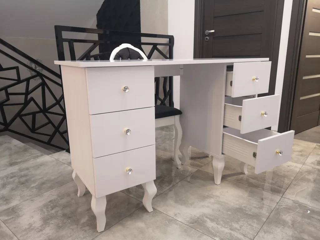 białe biurko kosmetyczne, biurko do manicure, biurko do stylizacji paznokci