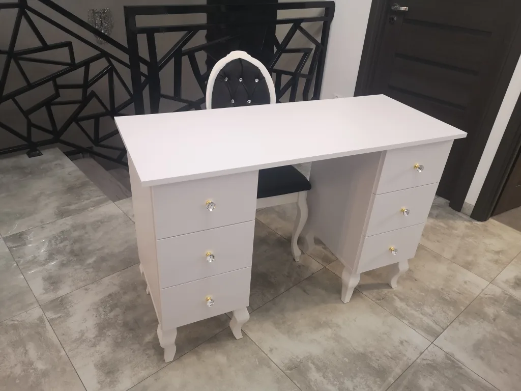białe biurko kosmetyczne, biurko do manicure, biurko do stylizacji paznokci