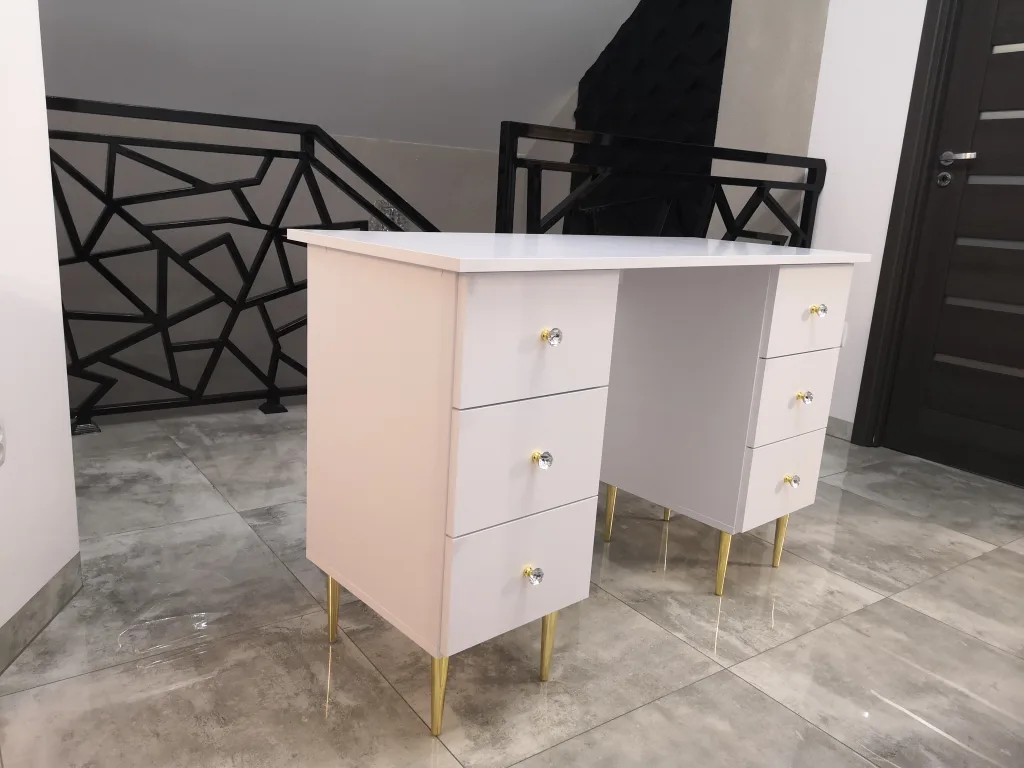 białe biurko kosmetyczne, biurko do manicure, biurko do stylizacji paznokci
