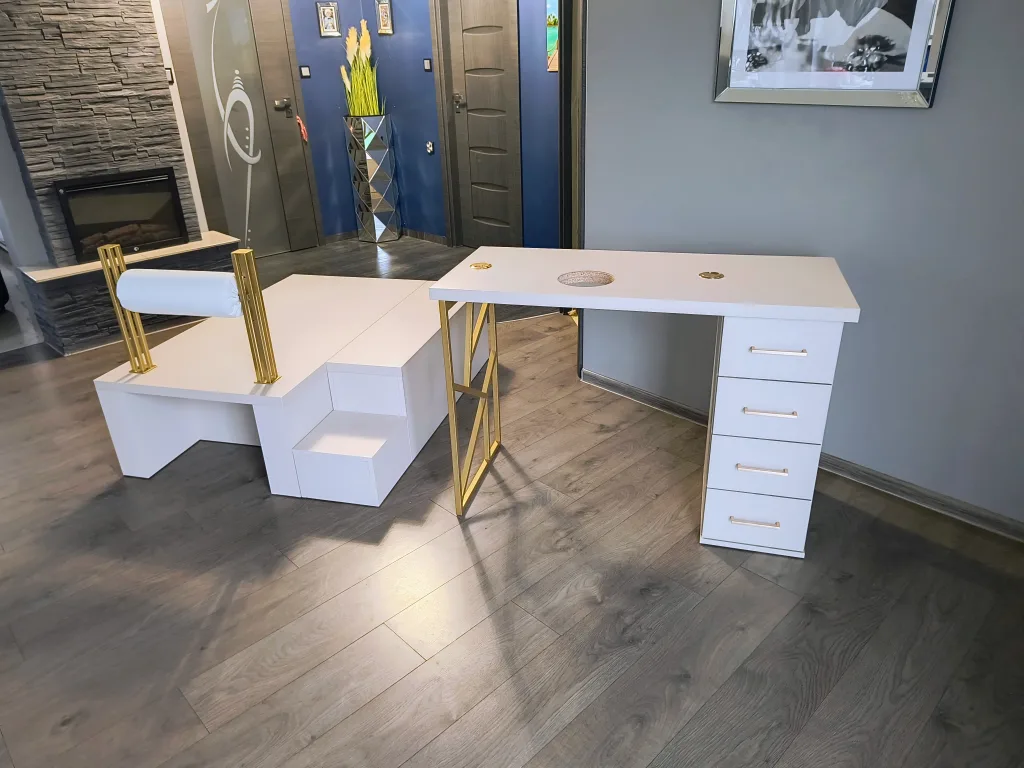 biurko-kosmetyczne, podest do pedicure, biurko do manicure, białe biurko kosmetyczne, biurko marmur, biurko kosmetyczne marmur