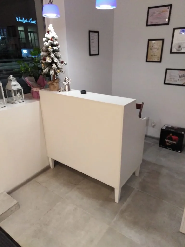 recepcja kosmetyczna, biała recepcja kosmetyczna, recepcja biała