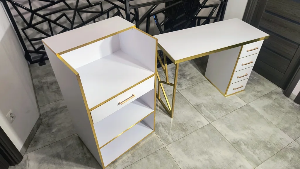 mała recepcja kosmetyczna, biurko kosmetyczne glamour