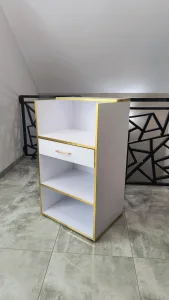 mała recepcja kosmetyczna, biurko kosmetyczne glamour