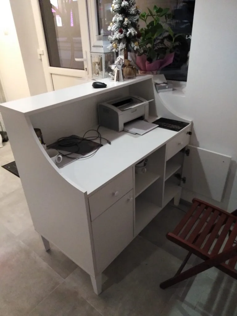 recepcja kosmetyczna, biała recepcja kosmetyczna, recepcja biała