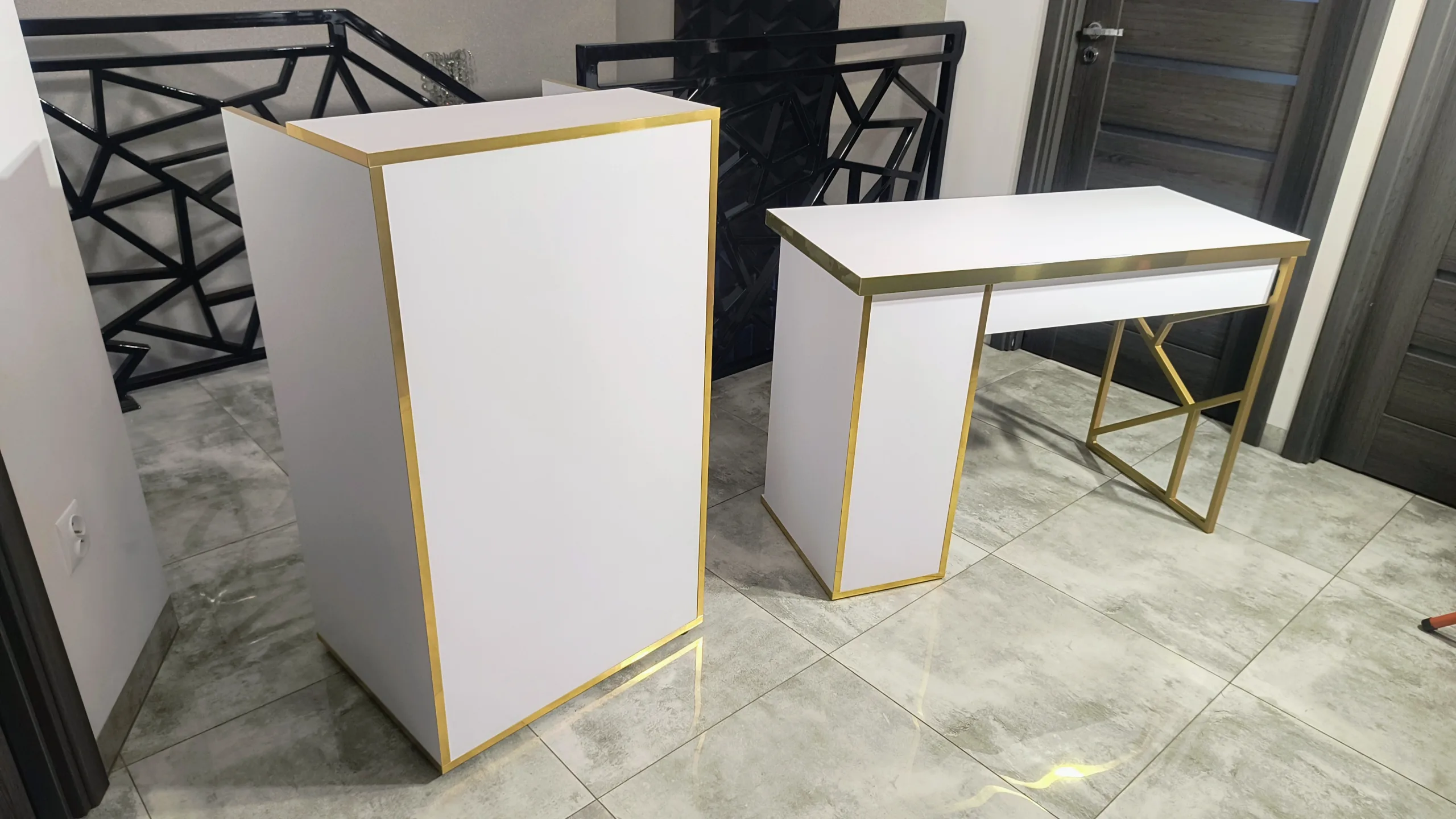 mała recepcja kosmetyczna, biurko kosmetyczne glamour, BIURKO DO MANICURE